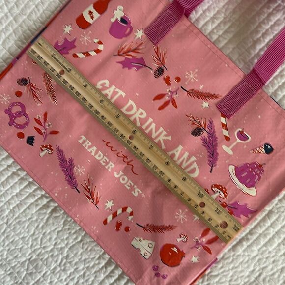 Trader Joe’s Reusable Holiday Gift Bag Mushrooms Holly Berries Candy Cane Wine - Picture 6 of 8